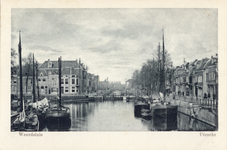 2063 Gezicht op de Stadsbuitengracht te Utrecht met rechts de Bemuurde Weerd O.Z.; op de achtergrond enkele huizen aan ...